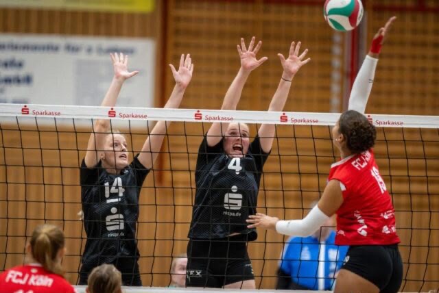 Volleyballspiel von Blau-Weiß Dingden gegen den FCJ Köln